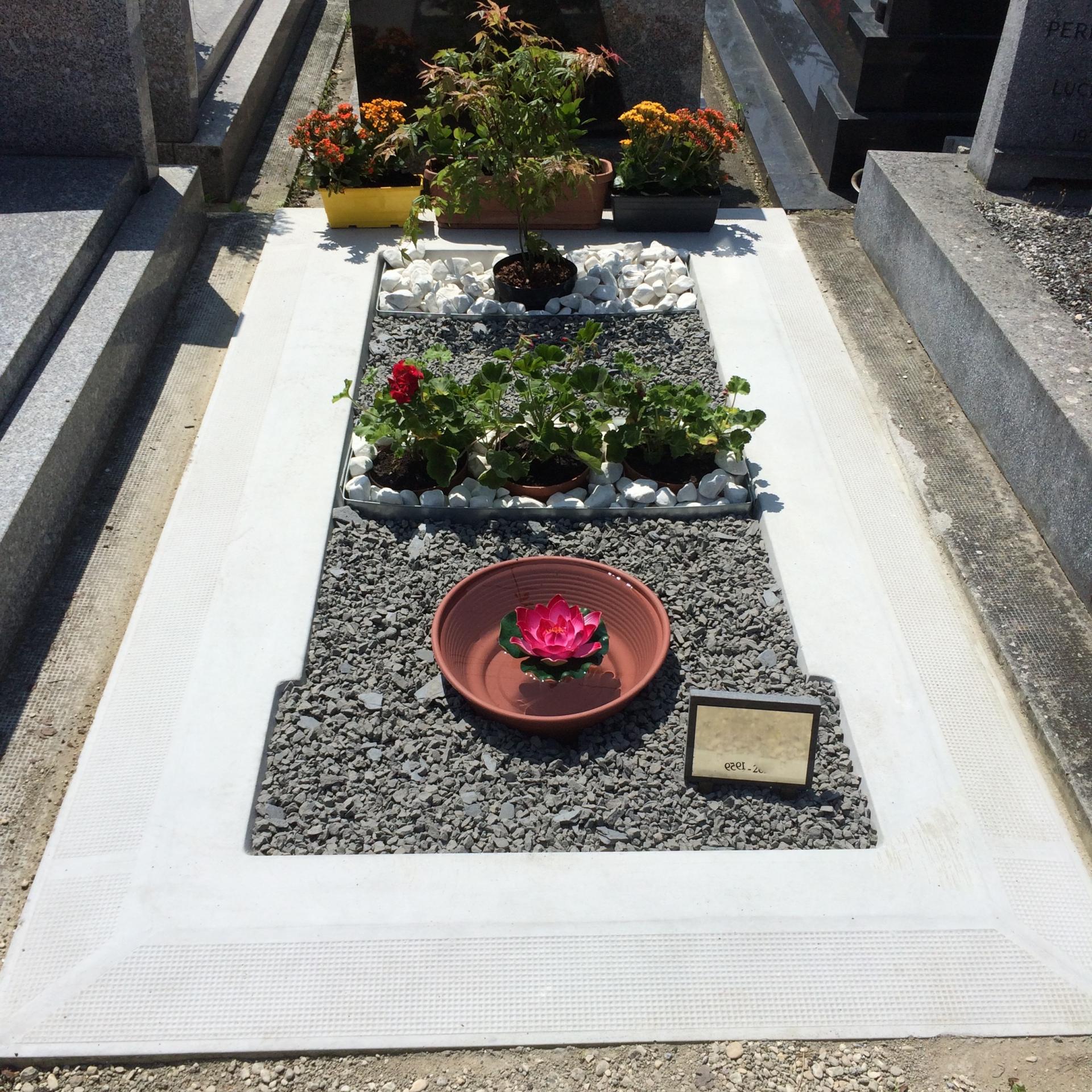 Tombe avec graviers, galets et plantes